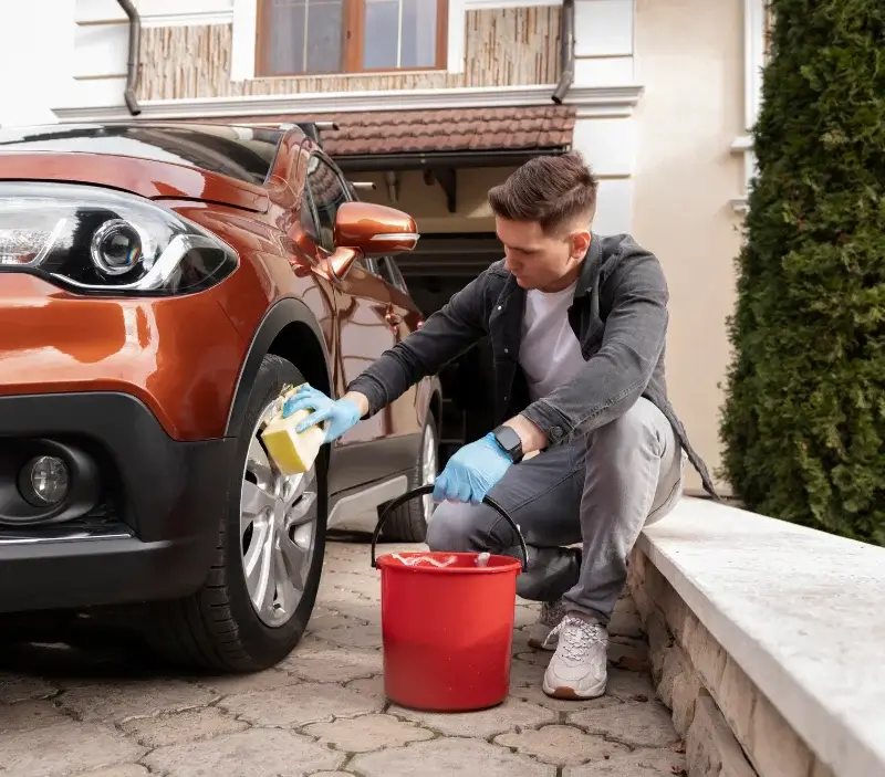 Lavage auto à domicile Mazères-de-Neste : professionnel intervenant sur un véhicule